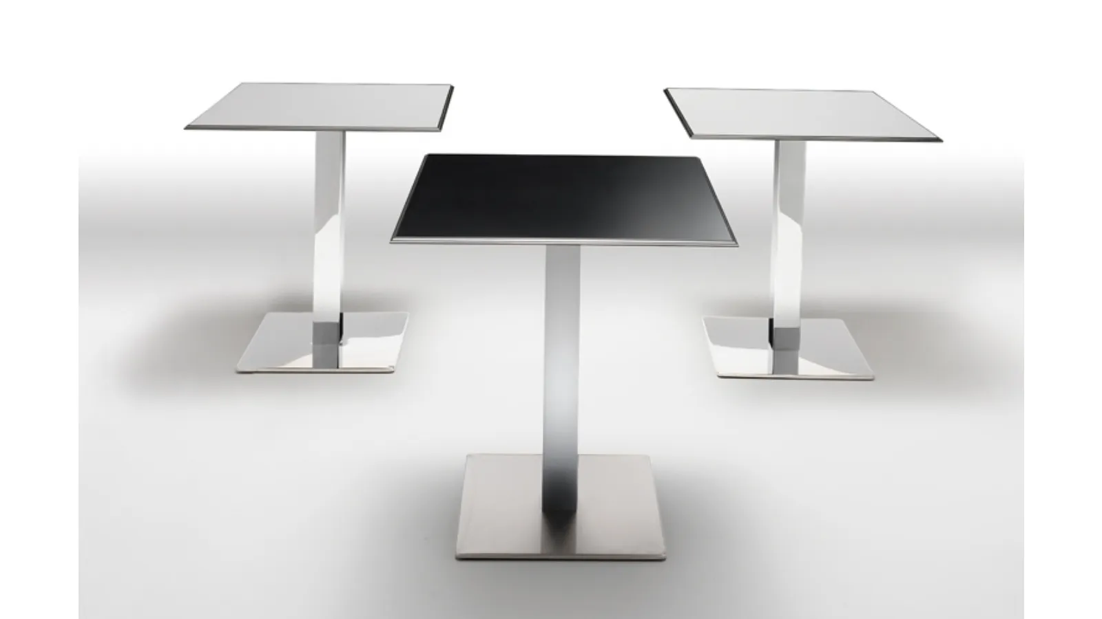 Tavolino Plano Table con piano in laminato e base in acciaio cromato di Infiniti