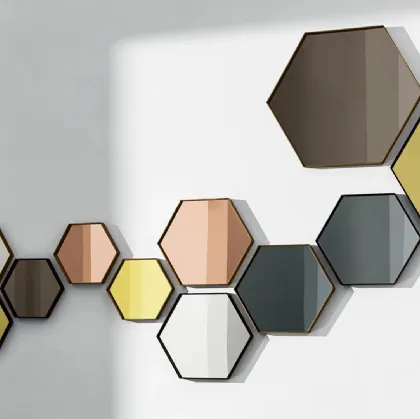 Specchio esagonale con cornice in alluminio Visual Hexagonal di Sovet