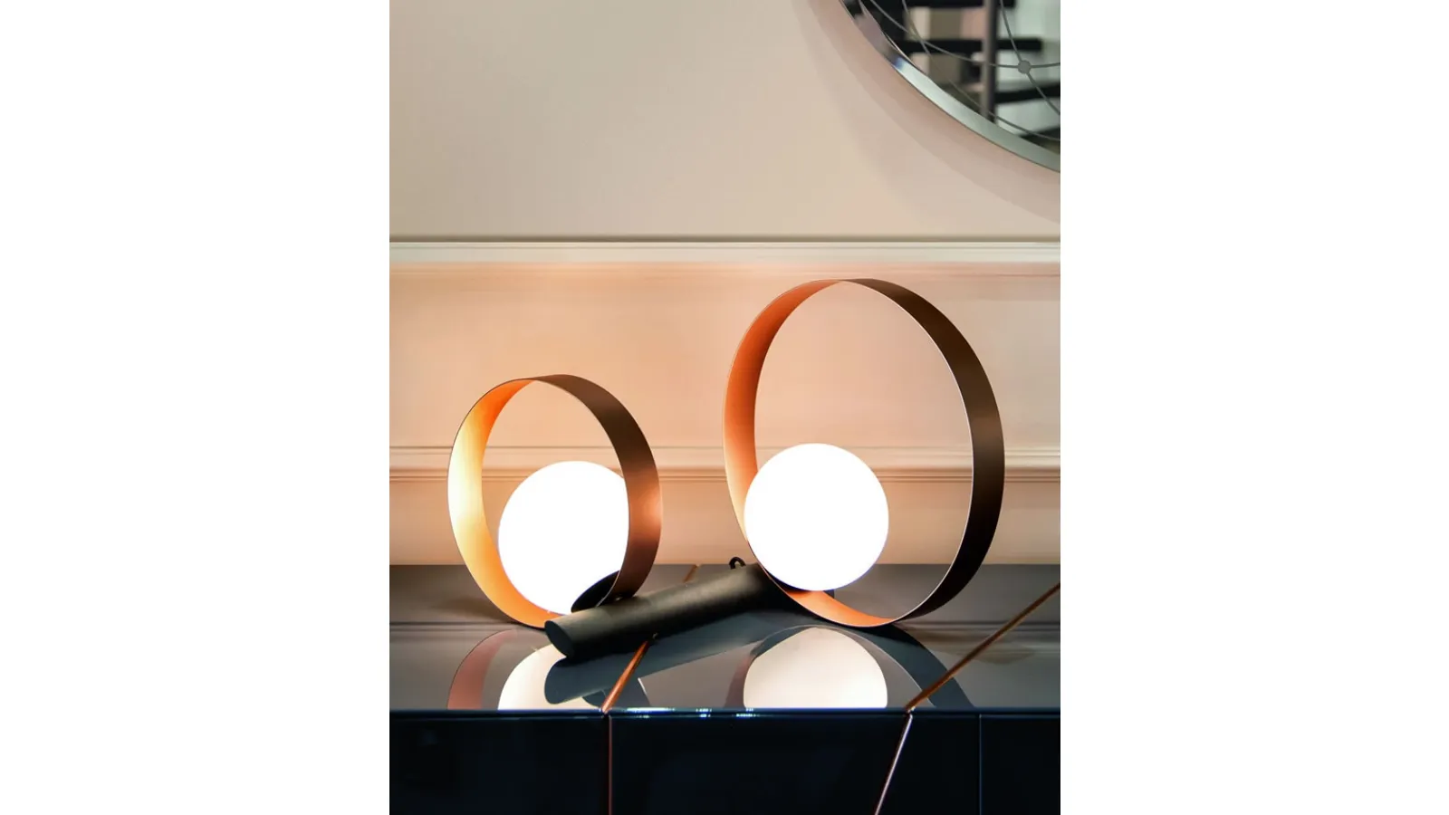 Lampada Bubble Duo DT da Tavolo formata da due anelli metallici di diversa dimensione e da due bulbi in vetro bianco satinato di Riflessi