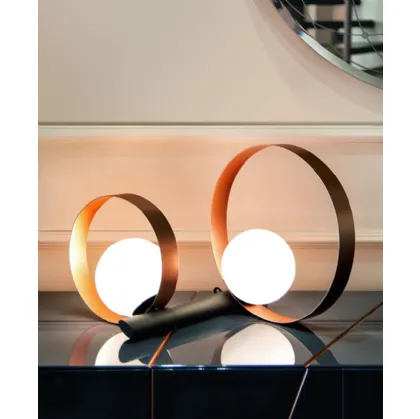 Lampada Bubble Duo DT da Tavolo formata da due anelli metallici di diversa dimensione e da due bulbi in vetro bianco satinato di Riflessi