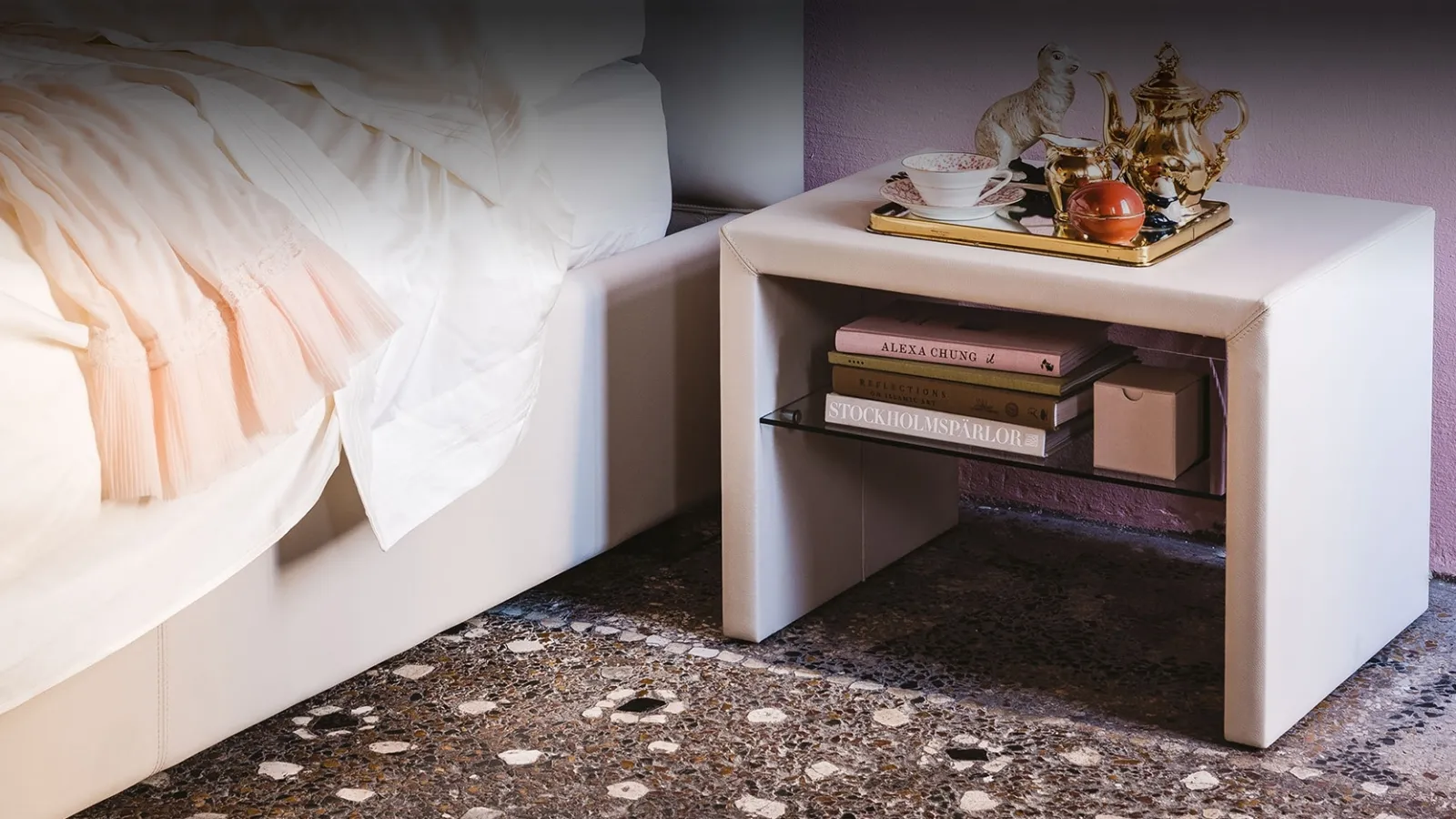 Comodino in legno rivestito in pelle Dorian di Cattelan Italia