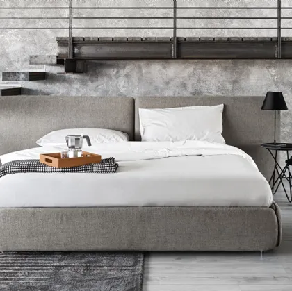 Letto in tessuto imbottito con testiera Zip di Calligaris