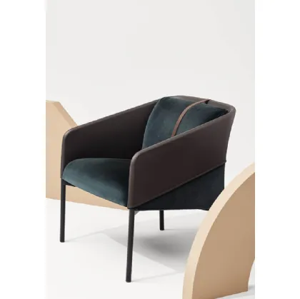 Poltroncina Demoiselle Armchair in tessuto con particolari in pelle di Infiniti