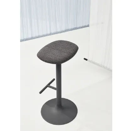 Sgabello Flink Stool con seduta in tessuto imbottito e base in acciaio di Infiniti