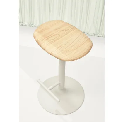 Sgabello Flink Wood Stool con seduta in Frassino naturale e base in acciaio di Infiniti