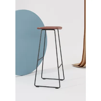 Sgabello Klejn Stool con seduta in ecopelle e base in tondino di acciaio di Infiniti