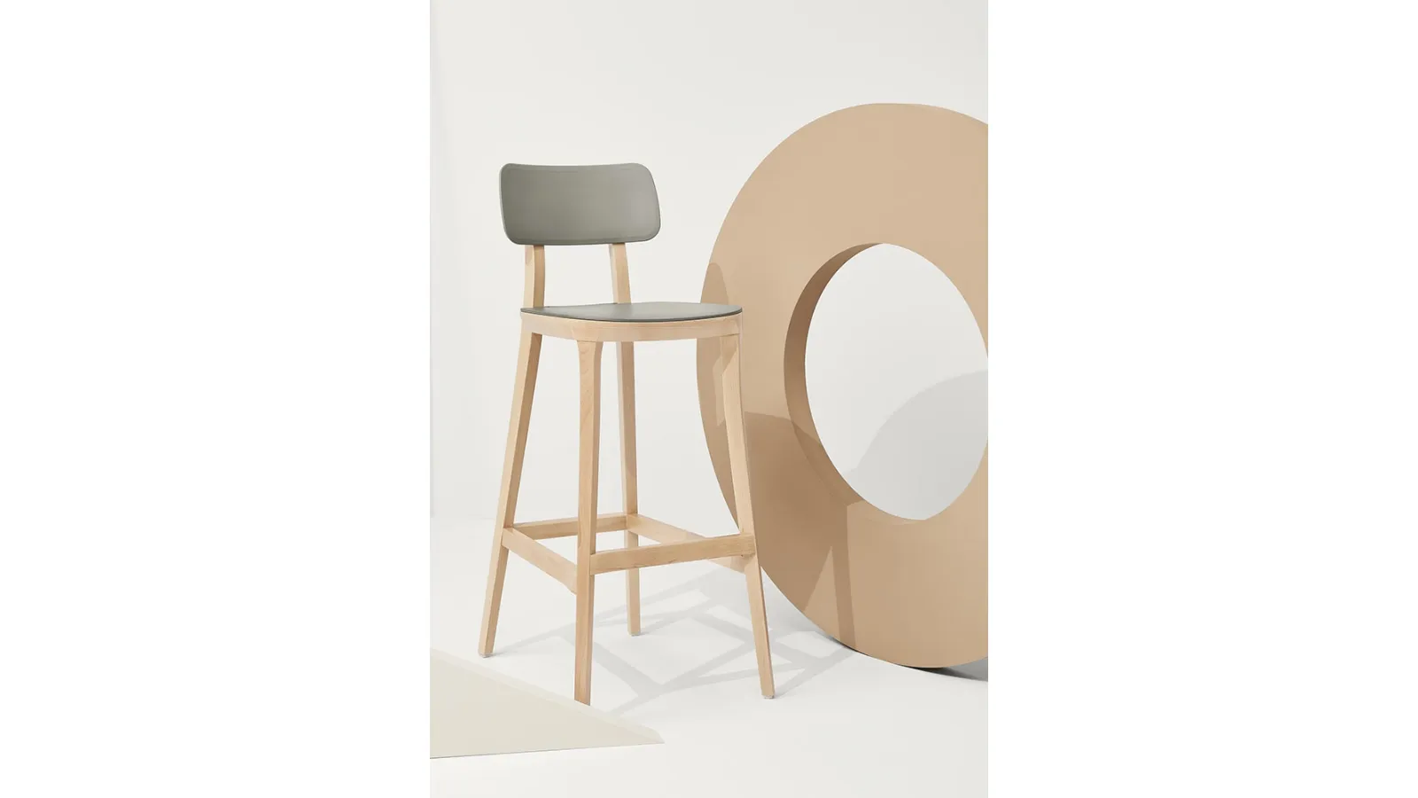 Sgabello Porta Venezia Kitchen Stool in polipropilene con struttura in Faggio massello Naturale di Infiniti