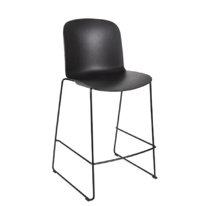 Sgabello Relief Sled Kitchen Stool con scocca in polipropilene e base in tondino di acciaio di Infiniti