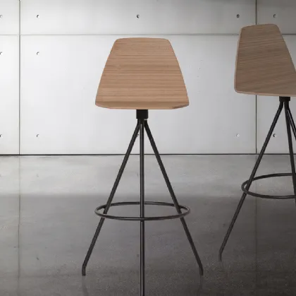 Sgabello Sila Stool in legno con gambe in metallo di Sovet