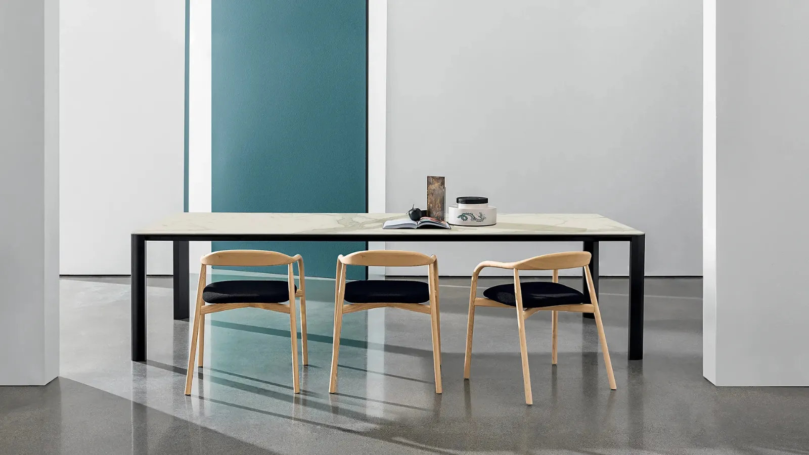 Tavolo Kodo con top in ceramica e base in alluminio verniciato di Sovet