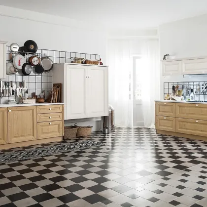 Cucina Classica ad angolo in Rovere Naturale e Frassino laccato Bianco di Veneta Cucine