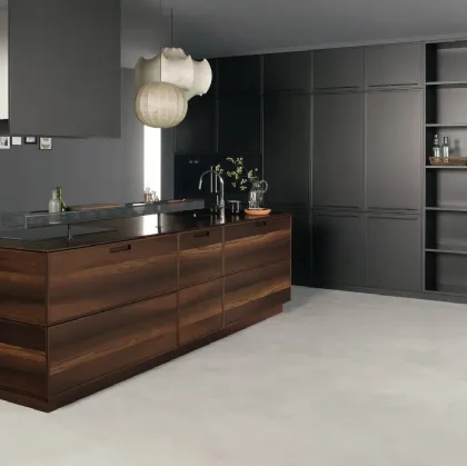 Cucina Design con isola Factory 02 in Rovere palustre con top in granito Antic Brown spazzolato di Key Cucine