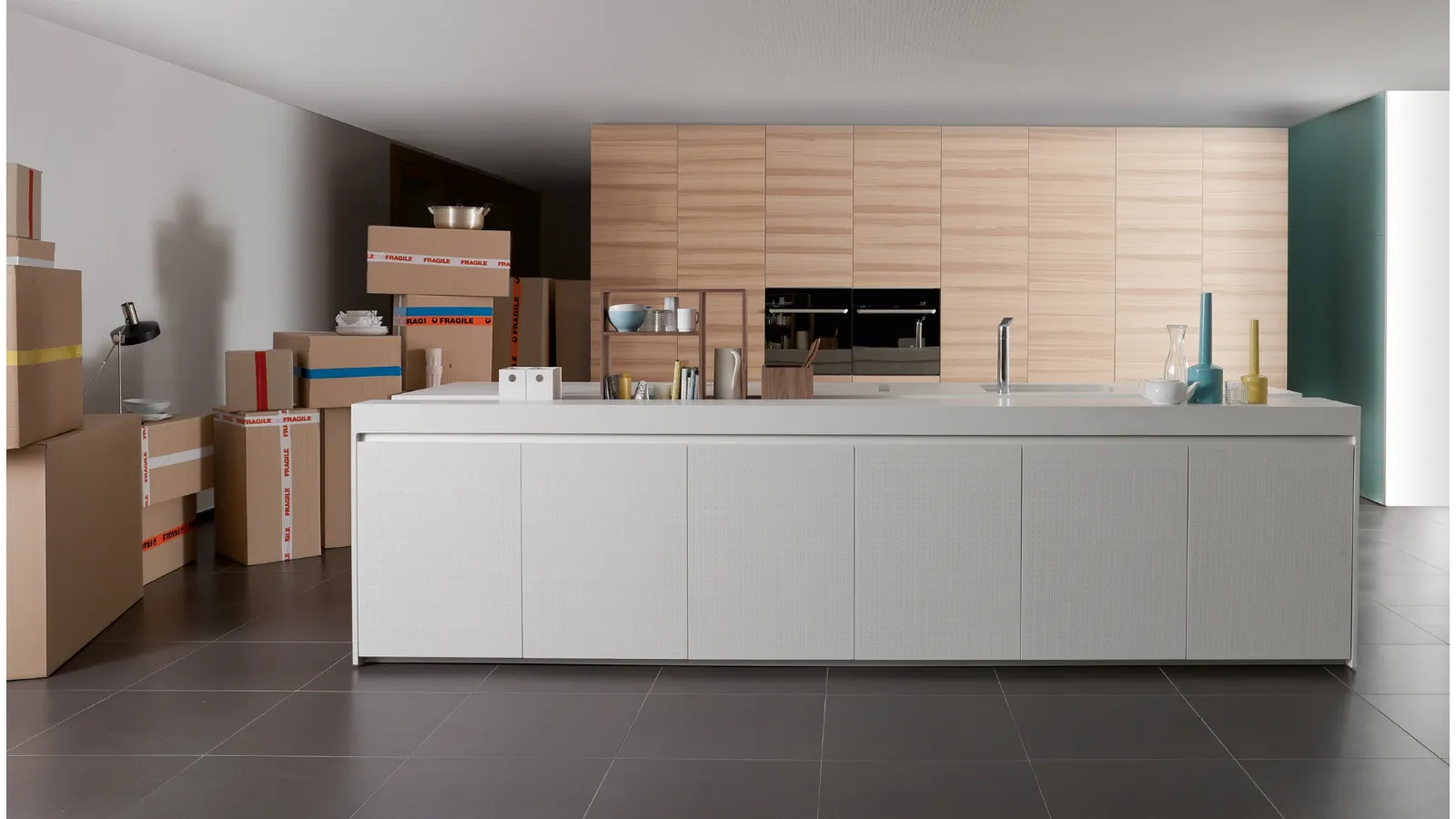 Cucina Design in Noce Canaletto a isola in materiale ecologico Swanstone Inside di Key Cucine