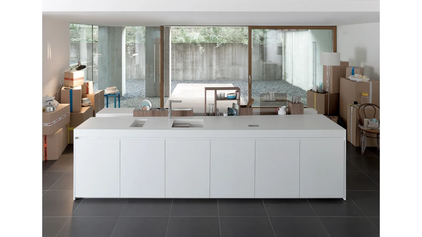 Cucina Design a isola Bianca in materiale ecologico Swanstone Inside di Key Cucine