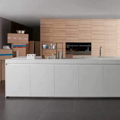 Cucina Design in Noce Canaletto a isola in materiale ecologico Swanstone Inside di Key Cucine