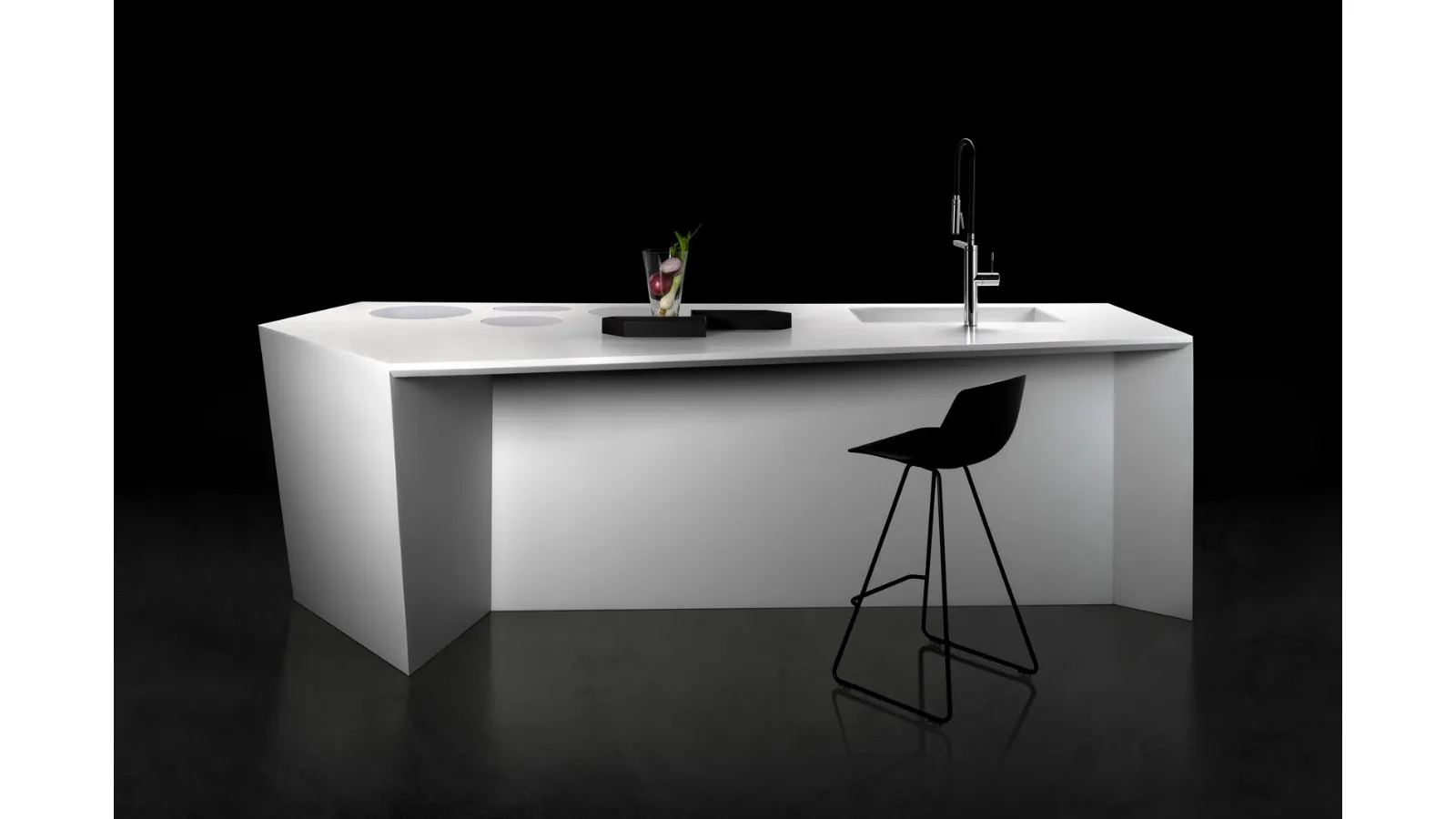 Cucina Design a isola dalla forma irregolare e scultorea Y45 in Corian Bianco di Key Cucine