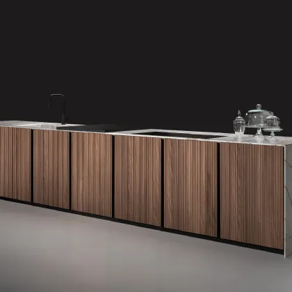 Cucina Design a isola KU45 Stripe in Noce Canaletto con top e fianchi in marmo Melbourne di Key Cucine