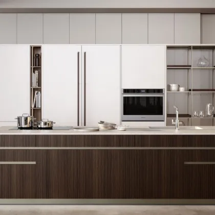 Cucina Moderna con isola Iconica 03 in Rovere Scuro Canneté e Bianco Perla di Veneta Cucine