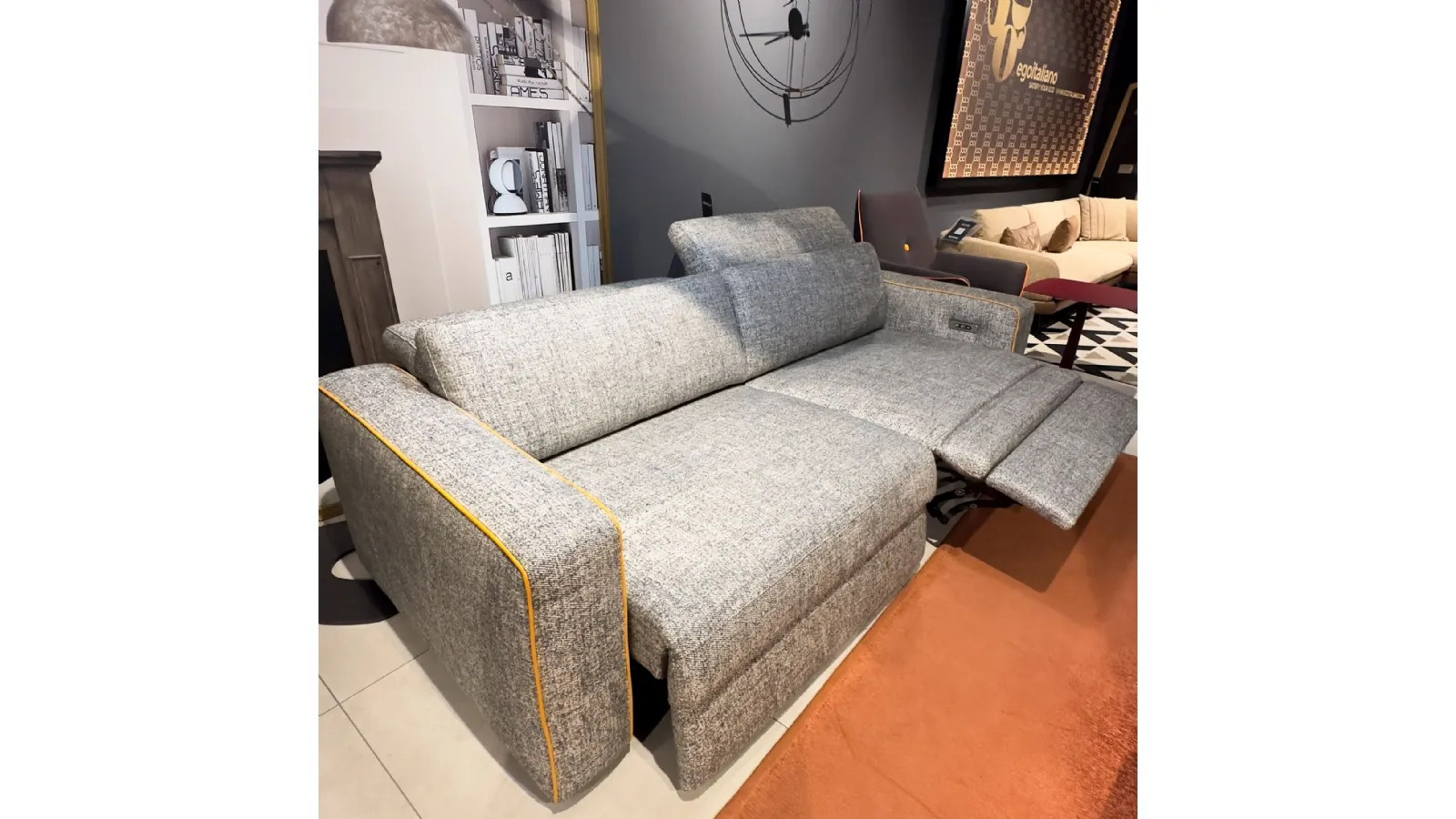 Divano KUBY: design moderno e comfort avanzato per il tuo salotto contemporaneo.