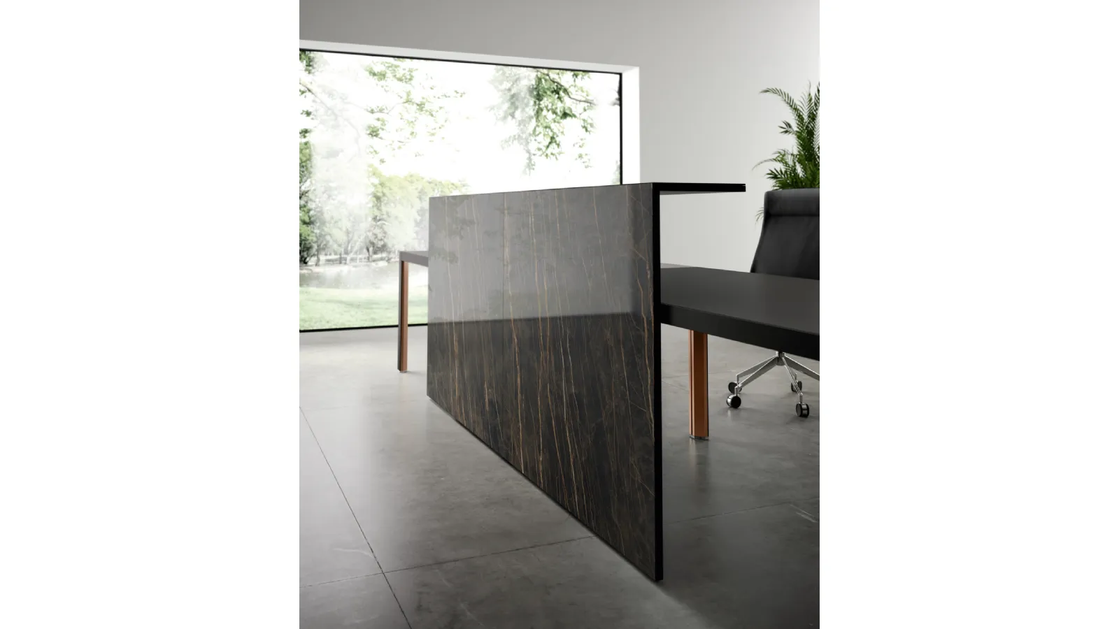 Reception Hype 02 in laccato opaco con pannello frontale in laminam effetto marmo di About Office