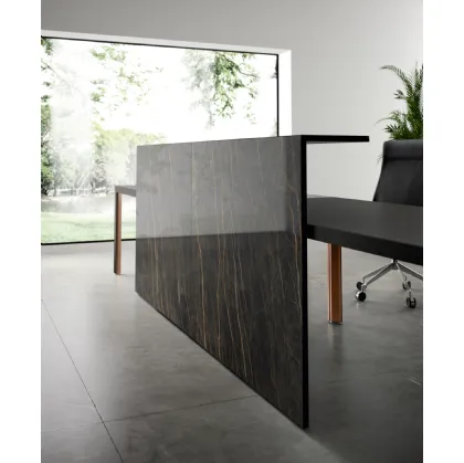 Reception Hype 02 in laccato opaco con pannello frontale in laminam effetto marmo di About Office